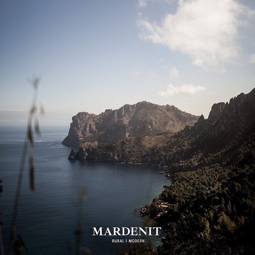 Montaña a primera línea de mar