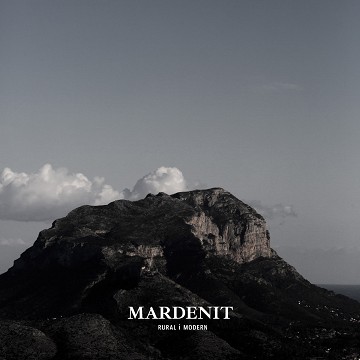 Montaña a primera línea de mar